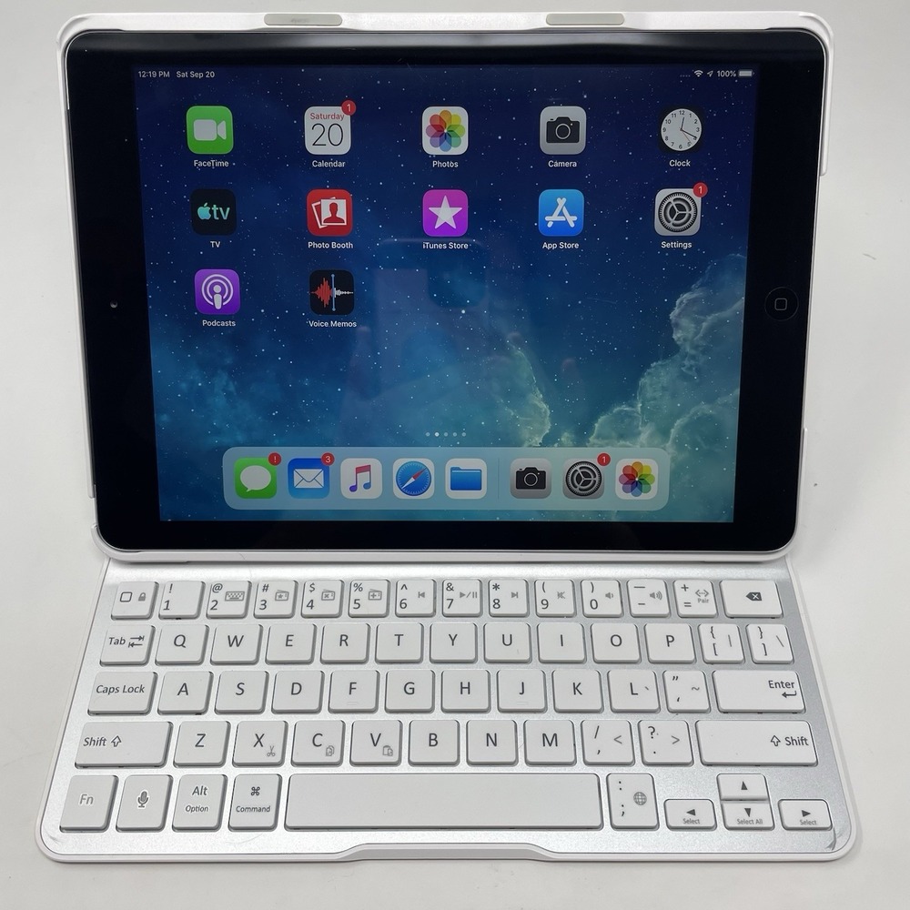 Apple iPad with White Bluetooth Keyboard Case